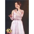 中古生写真(女性) 大島優子/ライブフォト・膝上・衣装白・左手マイク・右手上げ/DVD・Blu-ray「AKB48劇場オープン10周年記念祭＆AKB48劇場10周