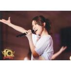 中古生写真(女性) 大島優子/ライブフォト・横型・バストアップ・体左向き・左手マイク・右手パー/DVD・Blu-ray「AKB48劇場オープン10周年記念祭