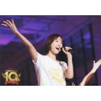 中古生写真(女性) 篠田麻里子/ライブフォト・横型・上半身・衣装白・左手マイク・右手上げ/DVD・Blu-ray「AKB48劇場オープン10周年記念祭＆AKB4