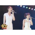 中古生写真(AKB48・SKE48) 前田敦子・高橋みなみ/ライブフォト・横型・上半身・衣装白・左手マイク/DVD・Blu-ray「AKB48劇場オープン10周年記念