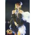 中古生写真(AKB48・SKE48) 高橋みなみ/ライブフォト・膝上・衣装黒・白・羽根・左手マイクスタンド/DVD・Blu-ray「AKB48劇場オープン10周年記念