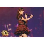 中古生写真(AKB48・SKE48) 宮脇咲良/ライブフォト・横型・膝上・衣装赤・黒・左手マイク・右手指立て/DVD・Blu-ray「AKB48劇場オープン10周年記