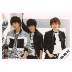  б/у life photograph ( Johnny's ) Kis-My-Ft2/ набор (3 человек )/ горизонтальный * верхняя часть тела * костюм белый чёрный серый * камера глаз линия * центральный тысяч .* правый рука вверх * глициния штук . обе рука карман / официальный 