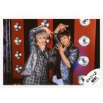 中古生写真(ジャニーズ) ジャニーズWEST/神山智洋・桐山照史/横型・上半身・衣装グレー白黒・両手パー・桐山カメラ目線・背景赤黒/アルバ