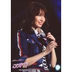 中古生写真(AKB48・SKE48) 小嶋陽菜/ライブフォト・上半身・衣装青.白.赤・デニム・両手マイク・右向き・背景黒/DVD＆Blu-ray BOX「こじ