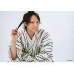 中古生写真(男性) 土井一海/横型・膝上・浴衣白・しゃがみ・右手扇子・背景白/ツキプロ文化祭「死にかけ男が転生目指して芸能界で頑張ります!〜