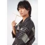 中古生写真(男性) 鷲尾修斗/上半身・浴衣グレー・右手竹とんぼ・背景白/ツキプロ文化祭「死にかけ男が転生目指して芸能界で頑張ります!〜しにて