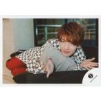 中古生写真(ジャニーズ) ジャニーズJr./深澤辰哉/横型・全身・衣装茶色白赤・ソファに寝そべる・両手パー/ジャニーズJr.祭り2018 グッズ