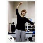 中古生写真(ジャニーズ) Travis Japan/吉澤閑也/膝上・衣装黒グレー・右手上げ・左腕伸ばし・体正面・目線右/公式生写真