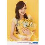 中古生写真(ハロプロ) モーニング娘。’18/飯窪春菜/上半身・両手花束・右向き・背景黄色/飯窪春菜 生写真『“飯窪春菜卒業記念“秋葉原