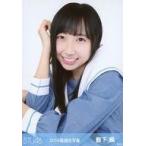 中古生写真(AKB48・SKE48) 薮下楓/座り・衣装青/2019