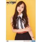 中古生写真(ハロプロ) モーニング娘。’18/飯窪春菜/上半身・衣装白黒・右手左腕・背景黄・2Lサイズ/モーニング娘。’18コン