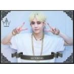 中古コレクションカード(男性) MYNAME/コヌ(GUN WOO)/横型・衣装白・両手ピース/MYNAME 公式トレーディングカード