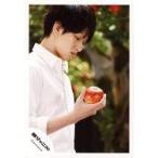 中古生写真(ジャニーズ) 関ジャニ∞/横山裕/上半身・衣装白・右手リンゴ・目線下・体右向き/公式生写真