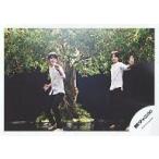 中古生写真(ジャニーズ) 関ジャニ∞/横山裕・大倉忠義/横型・全身・シャツ白・ズボン黒・左向き・後ろにリンゴの木/公式生写真