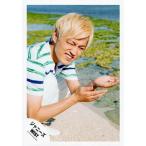 中古生写真(ジャニーズ) ジャニーズWEST/神山智洋/全身・しゃがみ・衣装白・緑・ボーダー・手にヤドカリ・右目閉じ・海/「バリハピ」PV＆ジャケ