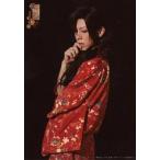 中古生写真(男性) 田中伸彦(宮ノ杜茂)/膝上・衣装赤・左向き・右手口・背景黒・キャラクターショット/舞台「華ヤカ哉、我ガ一族 オ