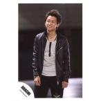 中古生写真(ジャニーズ) 嵐/大野智/膝上・衣装黒.グレー・目線左・両手下・背景黒/公式生写真