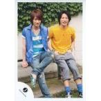 中古生写真(ジャニーズ) Kis-My-Ft2/宮田俊哉・二階堂高嗣/全身・衣装青黄色・座り・両手ポケット・笑顔・背景野外/公式生写真