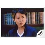 中古生写真(ジャニーズ) 嵐/大野智/横型・バストアップ・衣装青・右向き・背景本棚/公式生写真