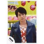 中古生写真(ジャニーズ) 嵐/櫻井翔/バストアップ・衣装紺.白・顔傾げ・カメラ目線・後ろにポップコーン/公式生写真