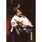 中古生写真(ジャニーズ) 7WEST/重岡大毅/ライブフォト・全身・衣装白・両手組み・座り・目線右・背景黒/滝沢歌舞伎2012/公式生写真