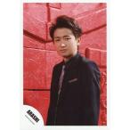 中古生写真(ジャニーズ) 嵐/大野智/上半身・衣装黒・体左向き・背景赤/公式生写真