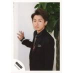 中古生写真(ジャニーズ) 嵐/大野智/上半身・衣装黒・右手壁・後ろに観葉植物・背景白/公式生写真