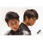 中古生写真(ジャニーズ) 嵐/大野智・相葉雅紀/横型・顔アップ・衣装黒・背中合わせ・背景白/公式生写真