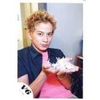 中古生写真(ジャニーズ) V6/岡田准一/上半身・座り・シャツ紺・インナーピンク・両手折り紙(鶴)/公式生写真