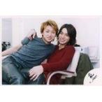 中古生写真(ジャニーズ) 嵐/松本潤・大野智/横型・膝上・松本衣装赤・大野膝の上に座り・松本右手肩・背景白/公式生写真