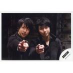 中古生写真(ジャニーズ) 嵐/相葉雅紀・櫻井翔/横型・バストアップ・衣装黒・人差し指立て・カメラ目線/公式生写真