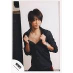 中古生写真(ジャニーズ) NEWS/小山慶一郎/上半身・シャツ黒・両手襟・ネックレス・背景白/公式生写真