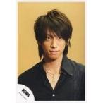 中古生写真(ジャニーズ) NEWS/小山慶一郎/バストアップ・シャツ黒・ネックレス・目線右・背景黄色/公式生写真