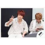 中古生写真(ジャニーズ) NEWS/増田貴久・手越祐也/横型・衣装白グレー・増田右手ピース・座り・背景黒白/公式生写真