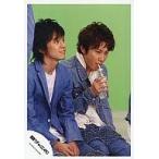中古生写真(ジャニーズ) 関ジャニ∞/渋谷すばる・安田章大/デニムジャケット・インナー白・横山右手飲み物・座り・背景黄緑/公式生写真