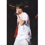 中古生写真(ジャニーズ) 嵐/櫻井翔/枠無し・ライブフォト・衣装白・左手マイク・膝上/公式生写真