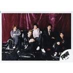 中古生写真(ジャニーズ) TOKIO/集合(5人)/横型・全身・座り・センター長瀬足組み・衣装黒・背景赤/公式生写真