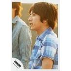 中古生写真(ジャニーズ) 嵐/二宮和也/上半身・衣装チェック柄青.体左向き・後ろに人/公式生写真