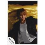 中古生写真(ジャニーズ) 関ジャニ∞/安田章大/上半身・衣装黒・インナー白・目線右・背景黄色・両手広げ/公式生写真