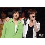 中古生写真(ジャニーズ) 関西ジャニーズJr./神山智洋・小西真/ライブフォト・上半身・神山左手マイク.右手小西の肩上・小西衣装黄