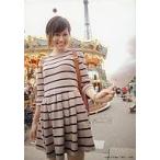 中古生写真(AKB48・SKE48) 前田敦子/膝上・衣装ベージュ・黒のボーダー柄・背景遊園地/前田敦子写真集「不器用」購入特典生写真