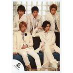 中古生写真(ジャニーズ) 嵐/集合(5人)/ソファ座り・目線右・衣装白スーツ/公式生写真
