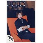 中古生写真(ジャニーズ) Kinki Kids/堂本光一/イス座り・イスオレンジ・腕組み・衣装黒・背景本棚/公式生写真