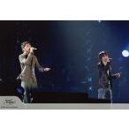 中古生写真(ジャニーズ) KinKi Kids/堂本剛・堂本光一/ライブフォト・横型・衣装グレー・黒・右手マイク・背景黒・体右向き/Johnny