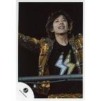 中古生写真(ジャニーズ) 嵐/二宮和也/ライブフォト・上半身・衣装金黒・両手上げ・背景黒/公式生写真