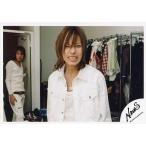 中古生写真(ジャニーズ) NEWS/山下智久/横型・衣装白・上半身・ネックレス・後ろに内博貴/公式生写真