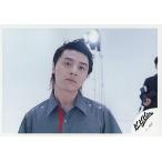 中古生写真(ジャニーズ) KinKi Kids/堂本剛/横型・黒シャツ・証明器具・背景白・後ろに人/公式生写真