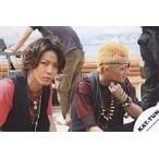 中古生写真(ジャニーズ) KAT-TUN/亀梨和也・田中聖/横型/上半身/田中眼帯/背景ベンチと海