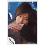 中古生写真(ジャニーズ) KAT-TUN/赤西仁/顔アップ/両手重ね・背景青/公式生写真
